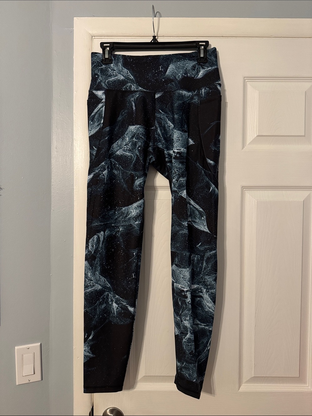 Old Navy Black & Blue Marble-Print Leggings